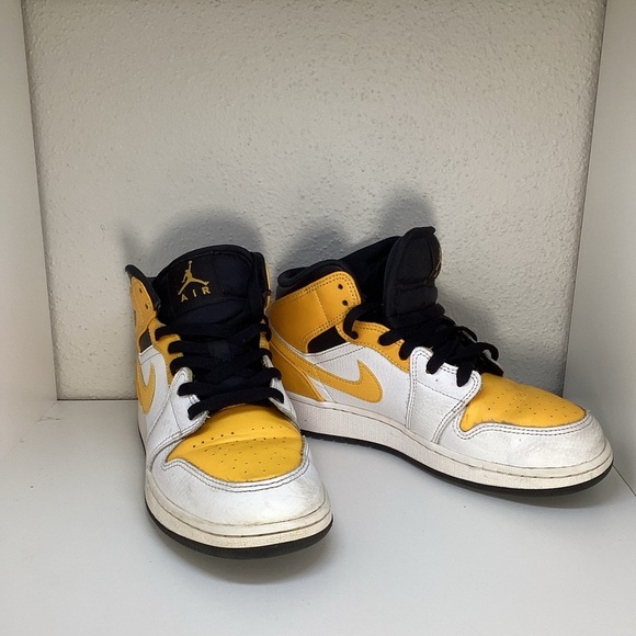 Nike Air Jordan 1 Basketball 5.5Y Mid GS University Gold Black White